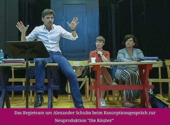 Das Regieteam um Alexander Schulin beim Konzeptionsgespräch zur Neuproduktion "Die Räuber"