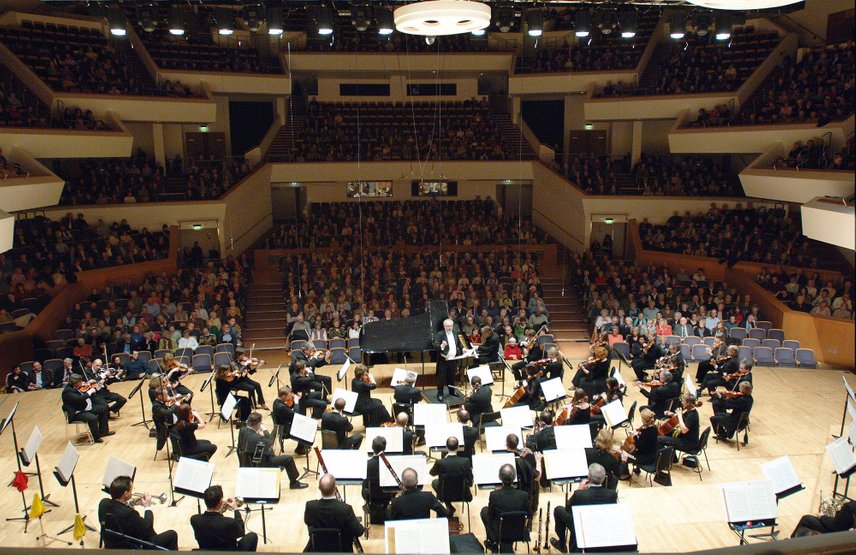 The Ulster Orchestra, under the masterly direction of its Dutch principal guest conductor Jac van Steen, featured the music of American composers with sharply contrasting styles in this packed concert organised as part of the Belfast International Festival.